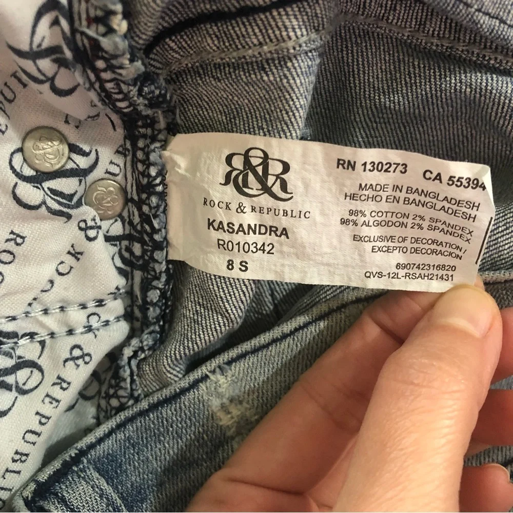 ROCK & REPUBLIC Jeans Boot Cut Distressed Light Wash Low Rise Bling Back Pockets - Picture 15 of 16